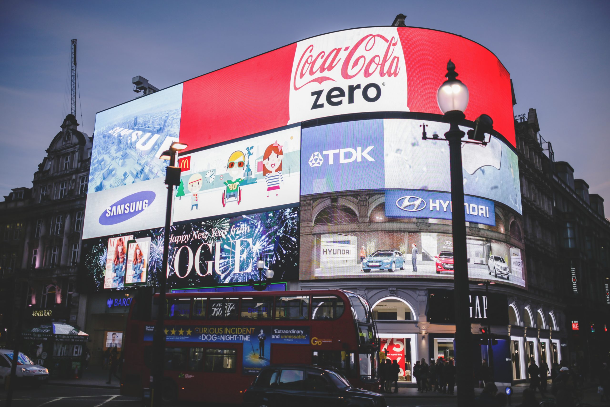 Image de logos d'un building à Londres avec un écran géant